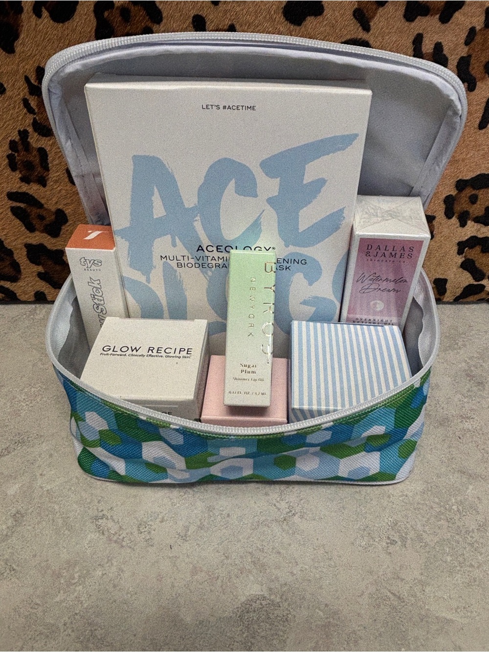 Premium Skincare&Beauty Bundle - Glow Recipe, First Aid Beauty, BYROE w/Bag